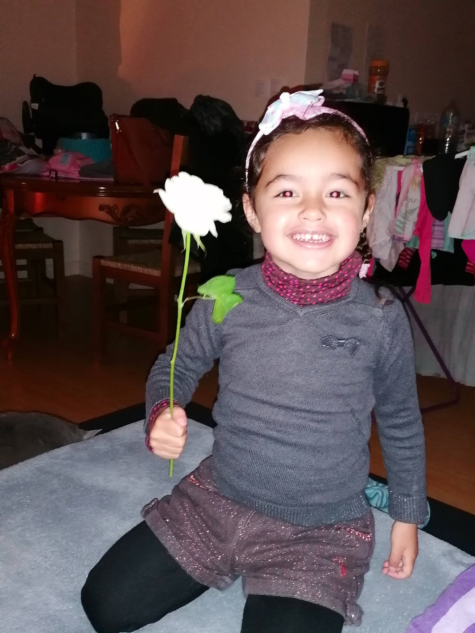 Naïma participe au concours pour gagner de l'argent avec cette photo : arm, child, joy, leg, person, pink, shoulder, smile, toddler