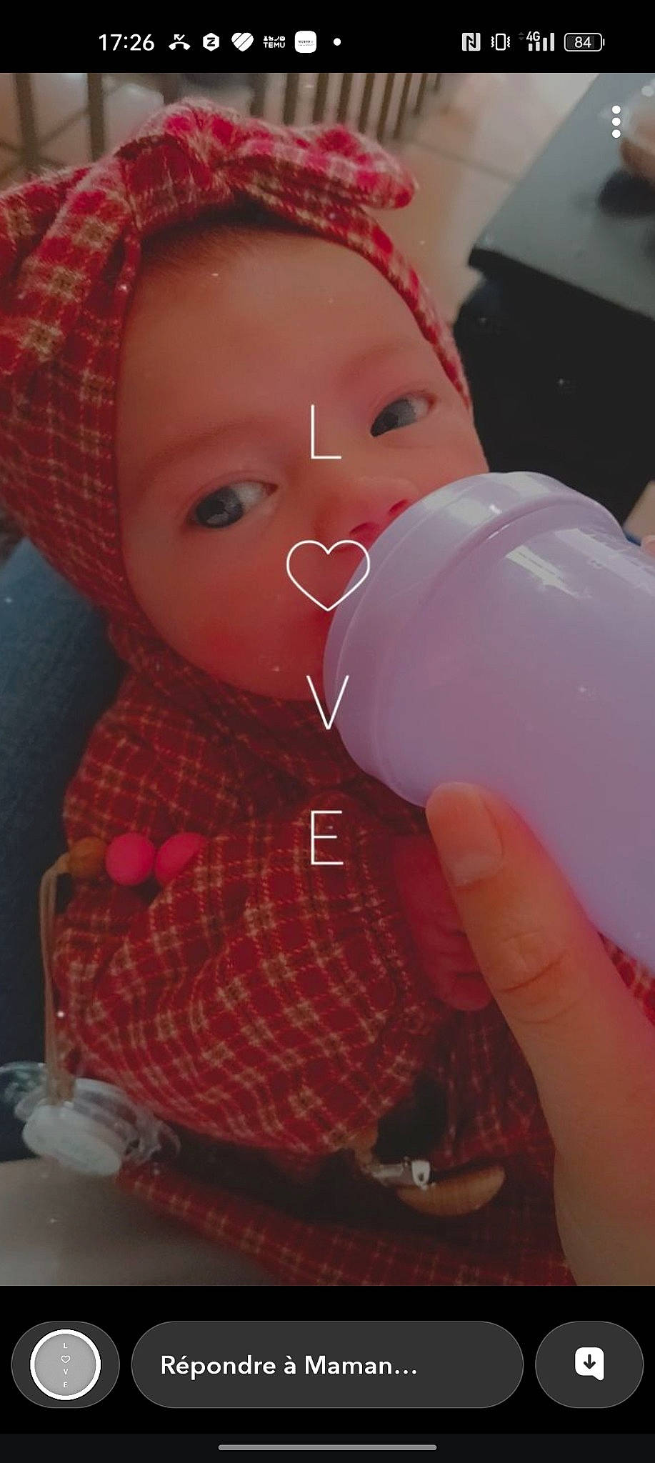 Zoé a rejoint le concours — aidez-le/la à gagner de superbes lots ! baby_bottle, baby_products, baby_toddler_clothing, cap, cheek, child, doll, drinking, drinkware, happy, lip, magenta, nail, pattern, person, pink, plastic, plastic_bottle, skin, thumb