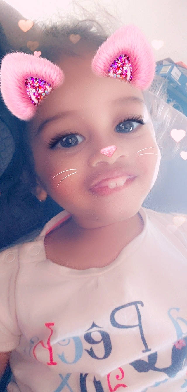 Alyna a rejoint le concours — aidez-le/la à gagner de superbes lots ! chin, ear, eye, eyebrow, eyelash, face, flash_photography, flower, hair, hairstyle, head, headwear, iris, joy, light, lip, person, petal, pink, plant