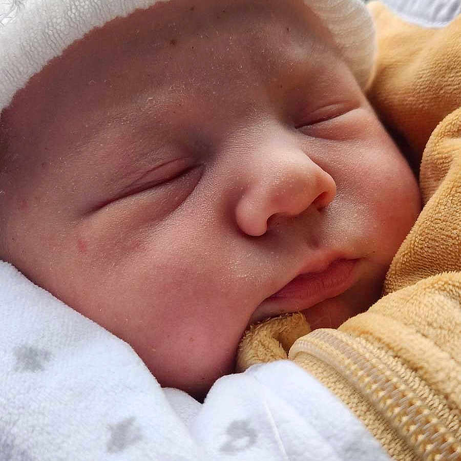 Ezio participe au concours pour gagner de l'argent avec cette photo : baby, blanket, burrito_wrap, close_up, closed_eyes, cozy, face, hat, hood, infant, lips, newborn, nose, peaceful, portrait, skin, sleeping, soft_texture, swaddle, tiny