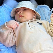 Ilario a rejoint le concours — aidez-le/la à gagner de superbes lots ! baby, blue_blanket, casual_clothing, child, closed_eyes, comfort, cozy, cute, face, hand, hat, indoor, infant, peaceful, portrait, relaxation, sleeping, soft_texture, stroller, sweater