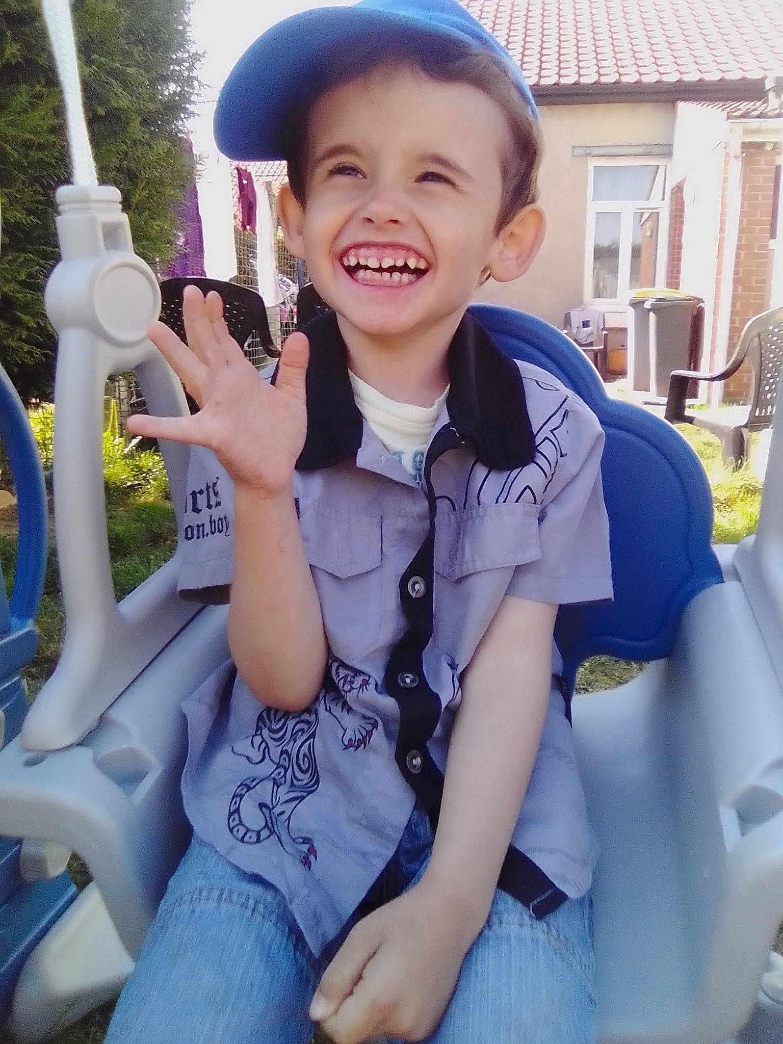 Mattéï participe au concours pour gagner de l'argent avec cette photo : auto_part, child, electric_blue, finger, fun, gesture, grass, happy, joy, leisure, musical_instrument, person, personal_protective_equipment, recreation, sleeve, smile, t_shirt, toddler, tree, white