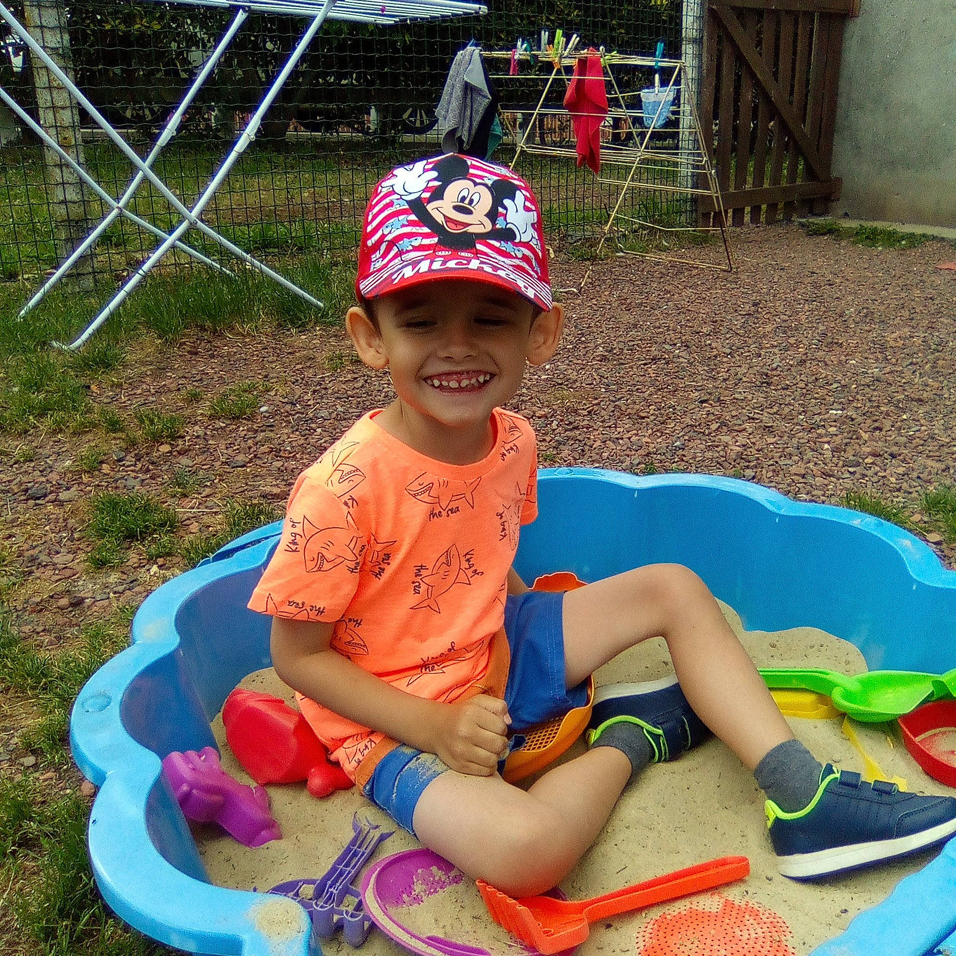 Mattéï a rejoint le concours — aidez-le/la à gagner de superbes lots ! baby_toddler_clothing, baseball_cap, cap, child, event, fun, grass, happy, hat, headwear, joy, lap, leisure, person, plant, play, recreation, shorts, sitting, smile