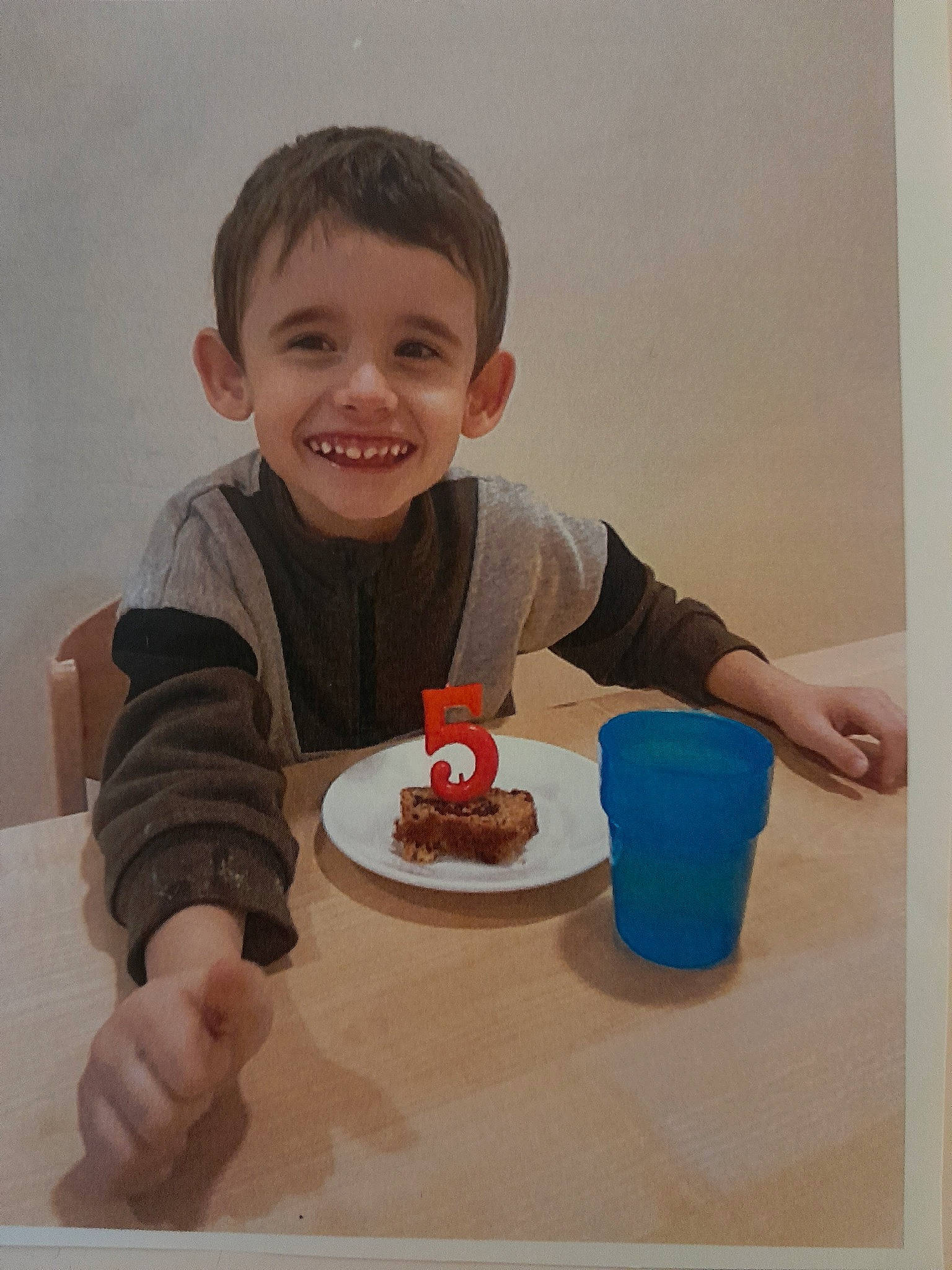 Mattéï participe au concours pour gagner de l'argent avec cette photo : arm, baby_toddler_clothing, chair, child, desk, dishware, drinkware, flooring, food, fun, hand, joy, person, plate, sharing, sleeve, smile, standing, t_shirt, table