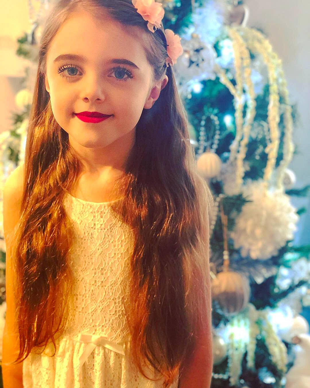 Katie is registered to the contest to win money with this photo: beauty, blond, brown_hair, child, child_model, eye, face, feathered_hair, hair, hair_accessory, hair_coloring, hairstyle, headpiece, joy, lip, long_hair, person, photography, ringlet, selfie