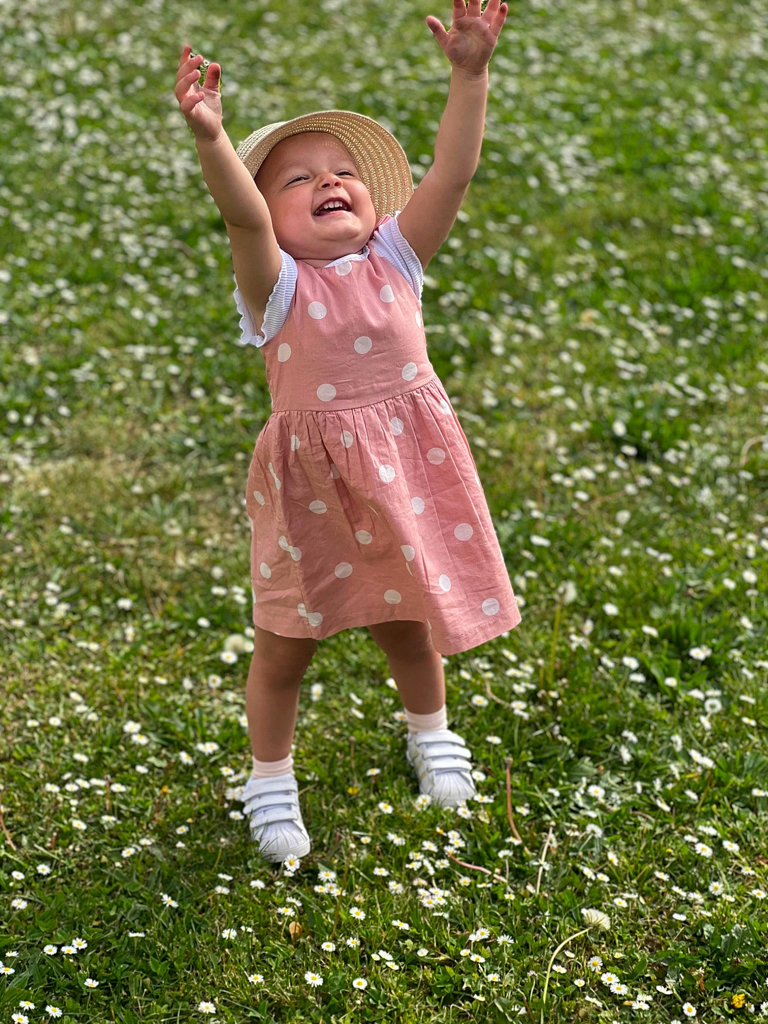 Carmen a rejoint le concours — aidez-le/la à gagner de superbes lots ! dress, flower, fun, gesture, grass, grass_family, grassland, groundcover, happy, headwear, lawn, leisure, meadow, people_in_nature, person, petal, pink, plant, recreation, smile