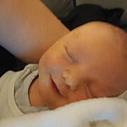 ézio participe au concours pour gagner de l'argent avec cette photo : baby, sleeping, blanket, face, infant, arm, cozy, soft, resting, closeup, skin, child, peaceful, indoors, cuddle, comfort, portrait, young, relaxation, toddler