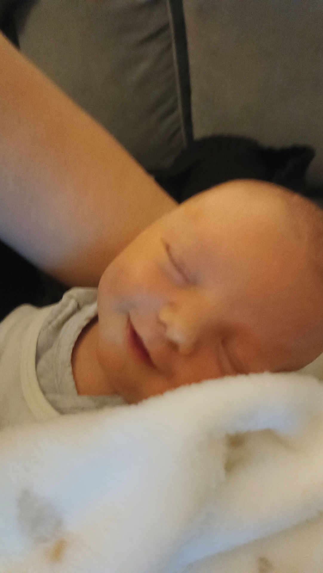 ézio participe au concours pour gagner de l'argent avec cette photo : baby, sleeping, blanket, face, infant, arm, cozy, soft, resting, closeup, skin, child, peaceful, indoors, cuddle, comfort, portrait, young, relaxation, toddler