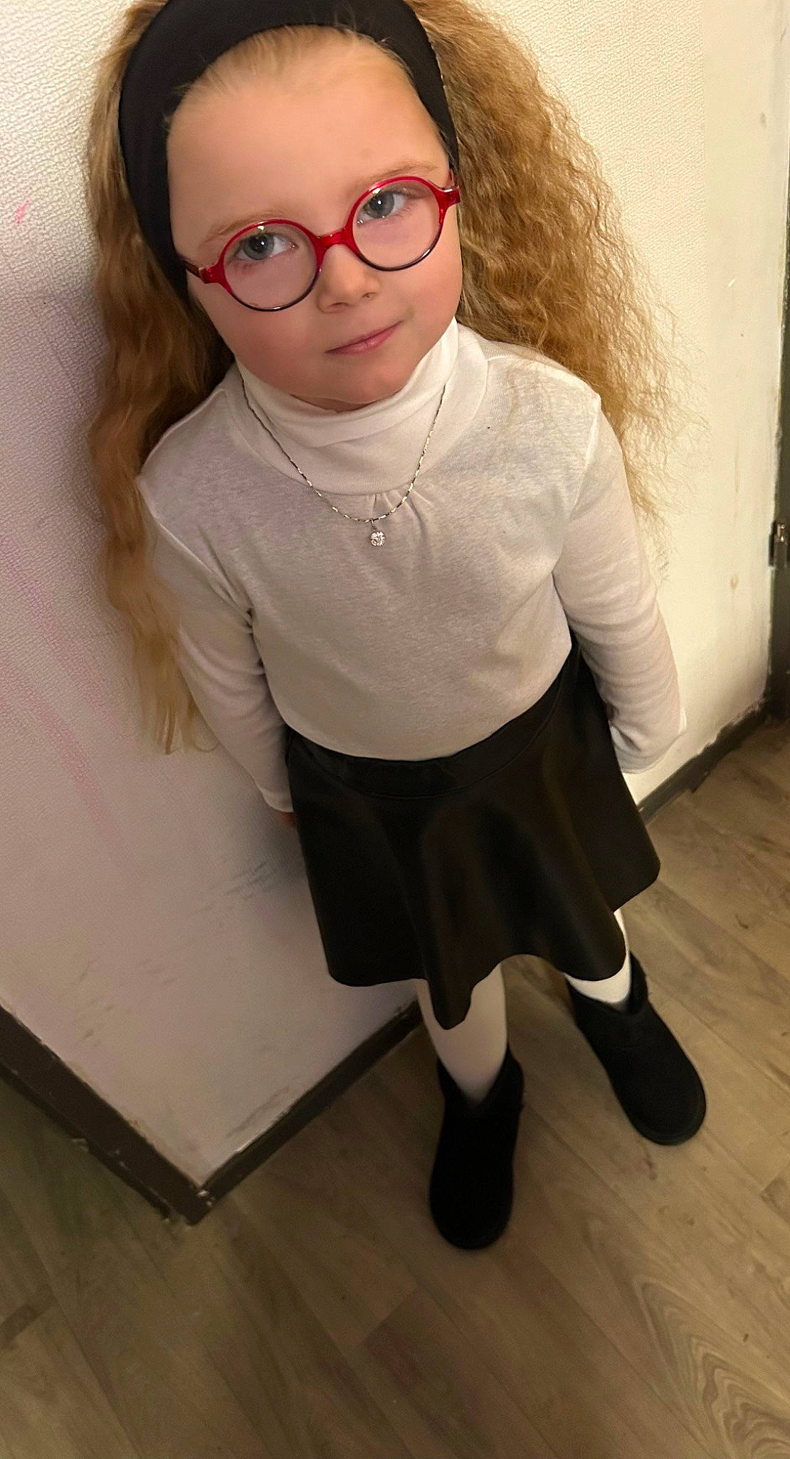 Naomie a rejoint le concours — aidez-le/la à gagner de superbes lots ! baby_toddler_clothing, bangs, blond, cheek, costume, eyewear, fashion_design, goggles, human_body, knee, lip, neck, outerwear, person, shoulder, sleeve, sock, t_shirt, toddler, vision_care