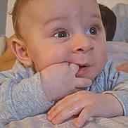 Aylan a rejoint le concours — aidez-le/la à gagner de superbes lots ! baby, infant, child, portrait, close_up, hands, fingers, chewing, cute, curious, eyes, ear, nose, mouth, sleeve, bedding, indoors, skin, smile, face