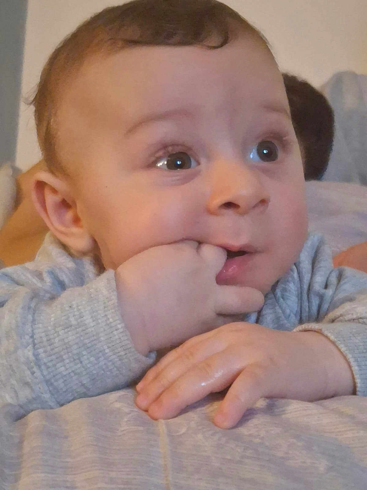 Aylan a rejoint le concours — aidez-le/la à gagner de superbes lots ! baby, infant, child, portrait, close_up, hands, fingers, chewing, cute, curious, eyes, ear, nose, mouth, sleeve, bedding, indoors, skin, smile, face