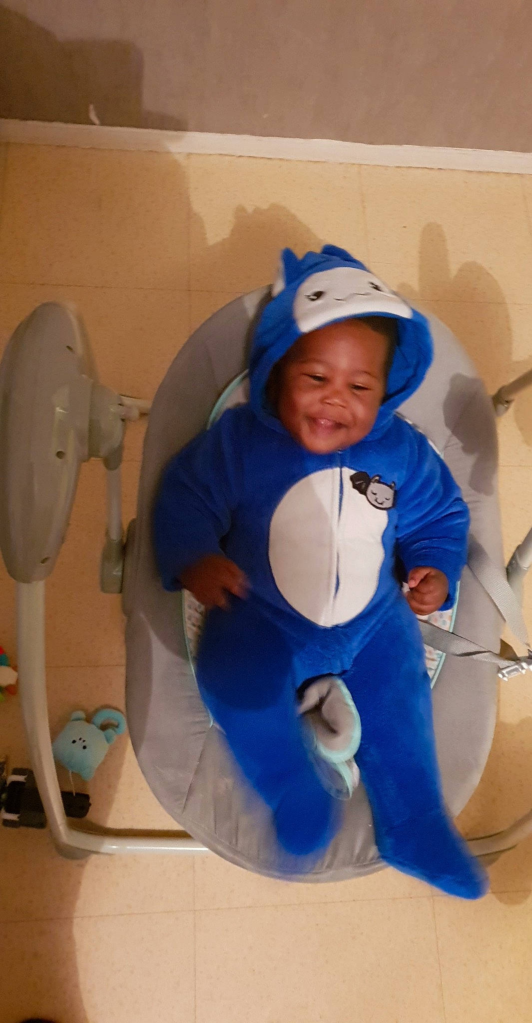 Omar participe au concours pour gagner de l'argent avec cette photo : blue, child, costume, day, electric_blue, floor, flooring, fun, headgear, joy, person, personal_protective_equipment, play, product, textile, toddler