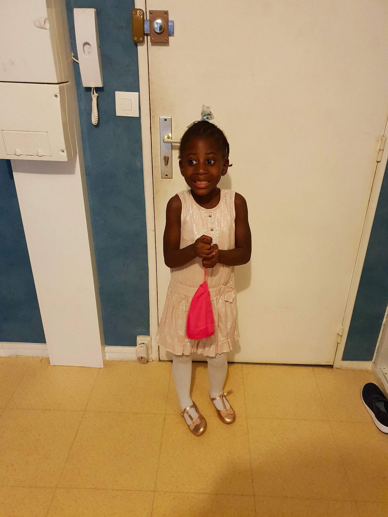 Alimah participe au concours pour gagner de l'argent avec cette photo : child, day, design, floor, flooring, fun, girl, joy, pattern, person, room, shoulder, snapshot, standing, toddler, white