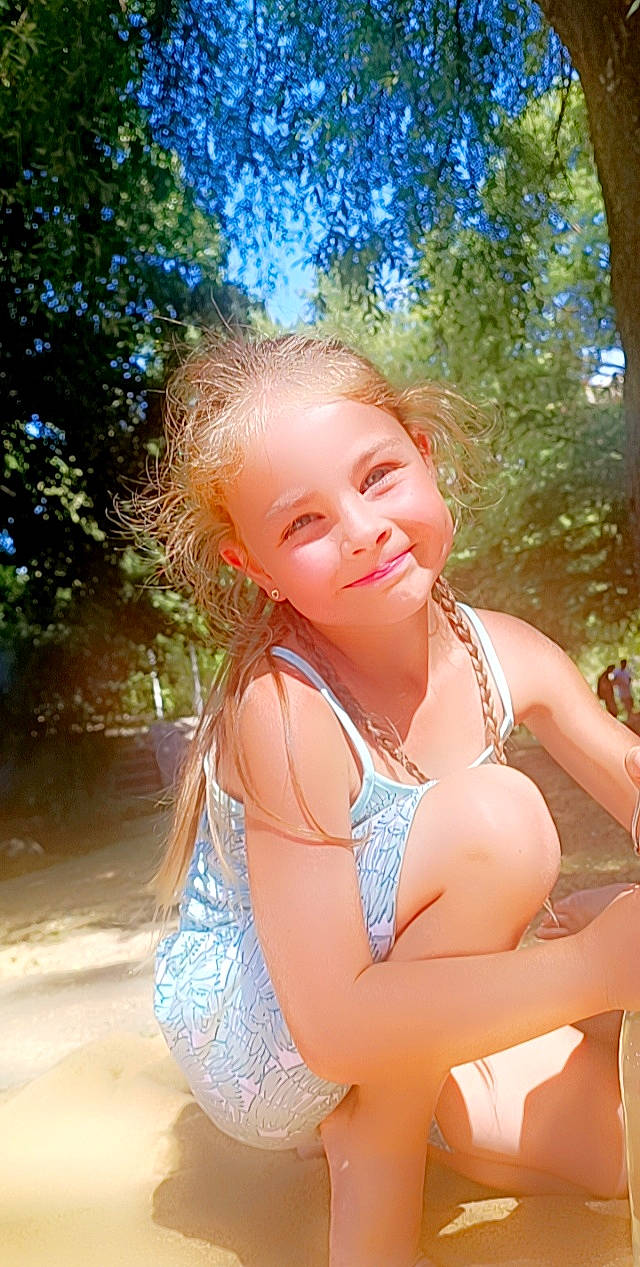 Talya a rejoint le concours — aidez-le/la à gagner de superbes lots ! blue, brassiere, chest, fun, grass, happy, joy, leisure, long_hair, people_in_nature, person, plant, recreation, smile, summer, sunlight, swimsuit_top, swimwear, thigh, tree