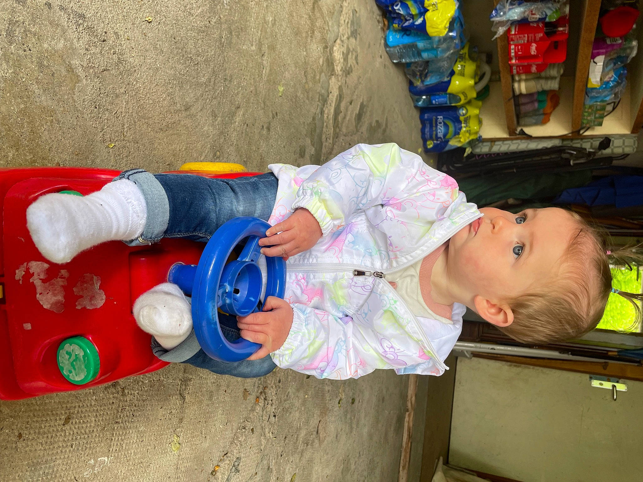 Lilou participe au concours pour gagner de l'argent avec cette photo : baby, baby_products, baby_toddler_clothing, child, electric_blue, fun, hat, leisure, person, plastic, play, product, room, sock, toddler, vacation