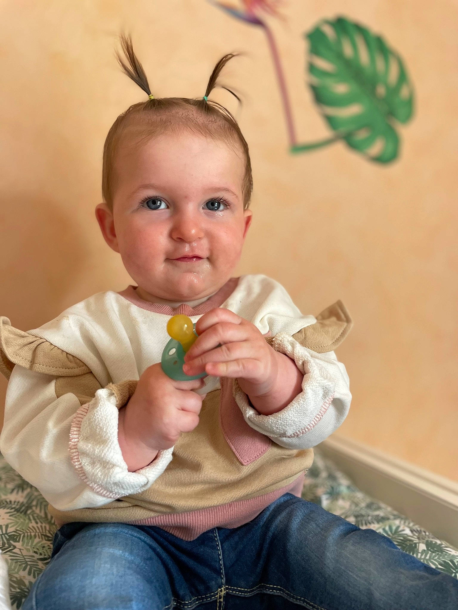 Lilou a rejoint le concours — aidez-le/la à gagner de superbes lots ! baby, baby_toddler_clothing, chair, cheek, child, chin, denim, ear, eye, fun, happy, head, iris, jeans, joy, nose, person, room, sitting, skin