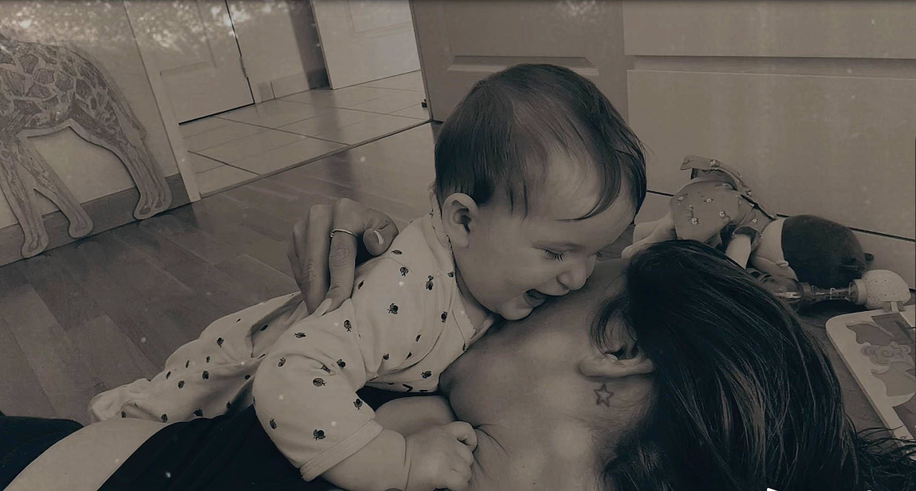 Lilou a rejoint le concours — aidez-le/la à gagner de superbes lots ! baby, black_and_white, child, comfort, elbow, flash_photography, flooring, fun, gesture, happy, hug, monochrome, monochrome_photography, pattern, person, portrait_photography, room, shoulder, sitting, smile