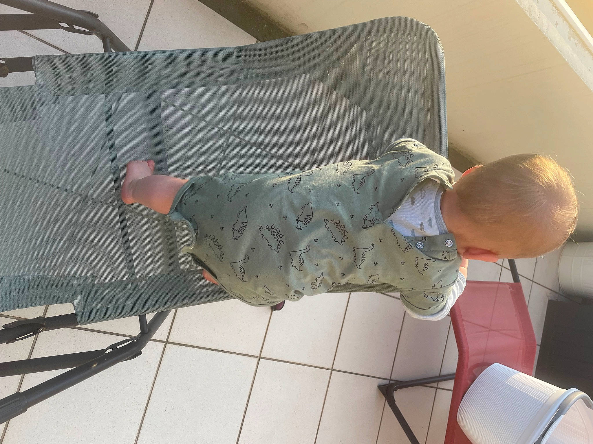 Lilou a rejoint le concours — aidez-le/la à gagner de superbes lots ! camouflage, cargo_pants, comfort, composite_material, elbow, military_camouflage, pattern, person, t_shirt, toddler