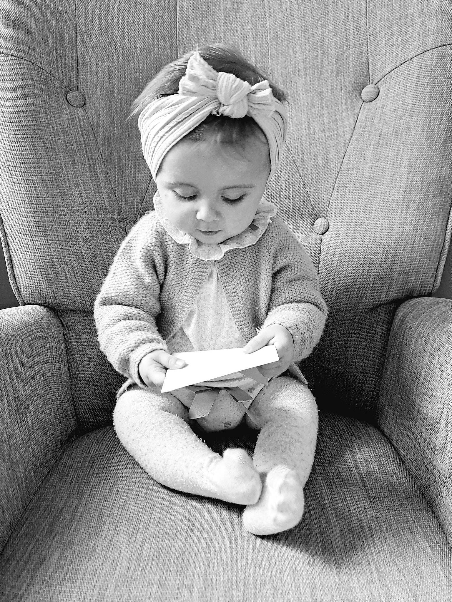 Tess a rejoint le concours — aidez-le/la à gagner de superbes lots ! baby, baby_toddler_clothing, black_and_white, child, comfort, eye, flash_photography, fun, happy, hat, human_body, human_leg, iris, knee, monochrome, monochrome_photography, person, sitting, sleeve, style