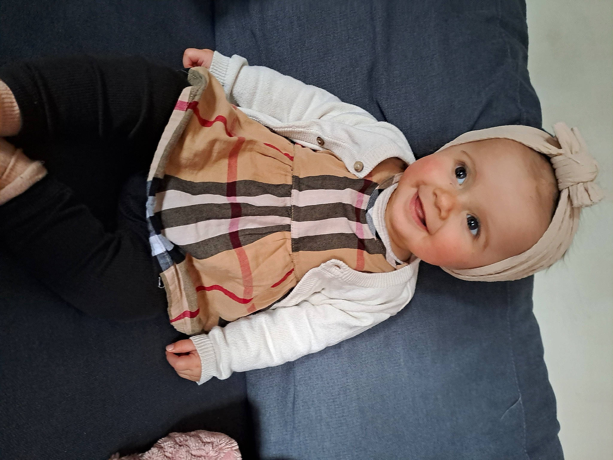 Tess a rejoint le concours — aidez-le/la à gagner de superbes lots ! baby, baby_toddler_clothing, cheek, child, comfort, elbow, finger, flash_photography, gesture, happy, joy, lap, nail, pattern, person, sitting, skin, sleeve, smile, thumb
