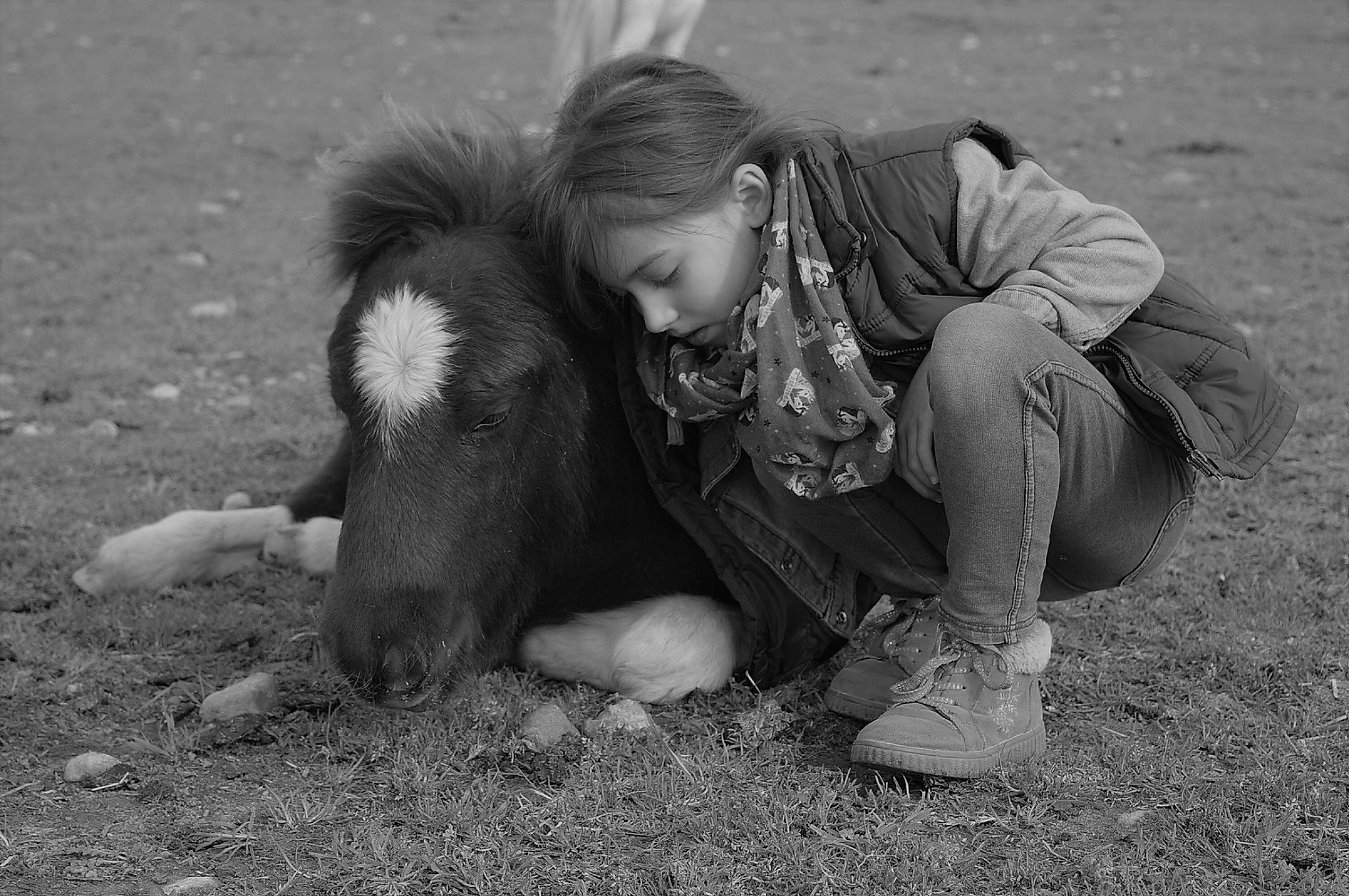 Eva participe au concours pour gagner de l'argent avec cette photo : black_and_white, dog_breed, foot, fun, fur, gesture, grass, happy, human_leg, landscape, monochrome, monochrome_photography, people_in_nature, person, play, sandal, sitting, smile, soil, style