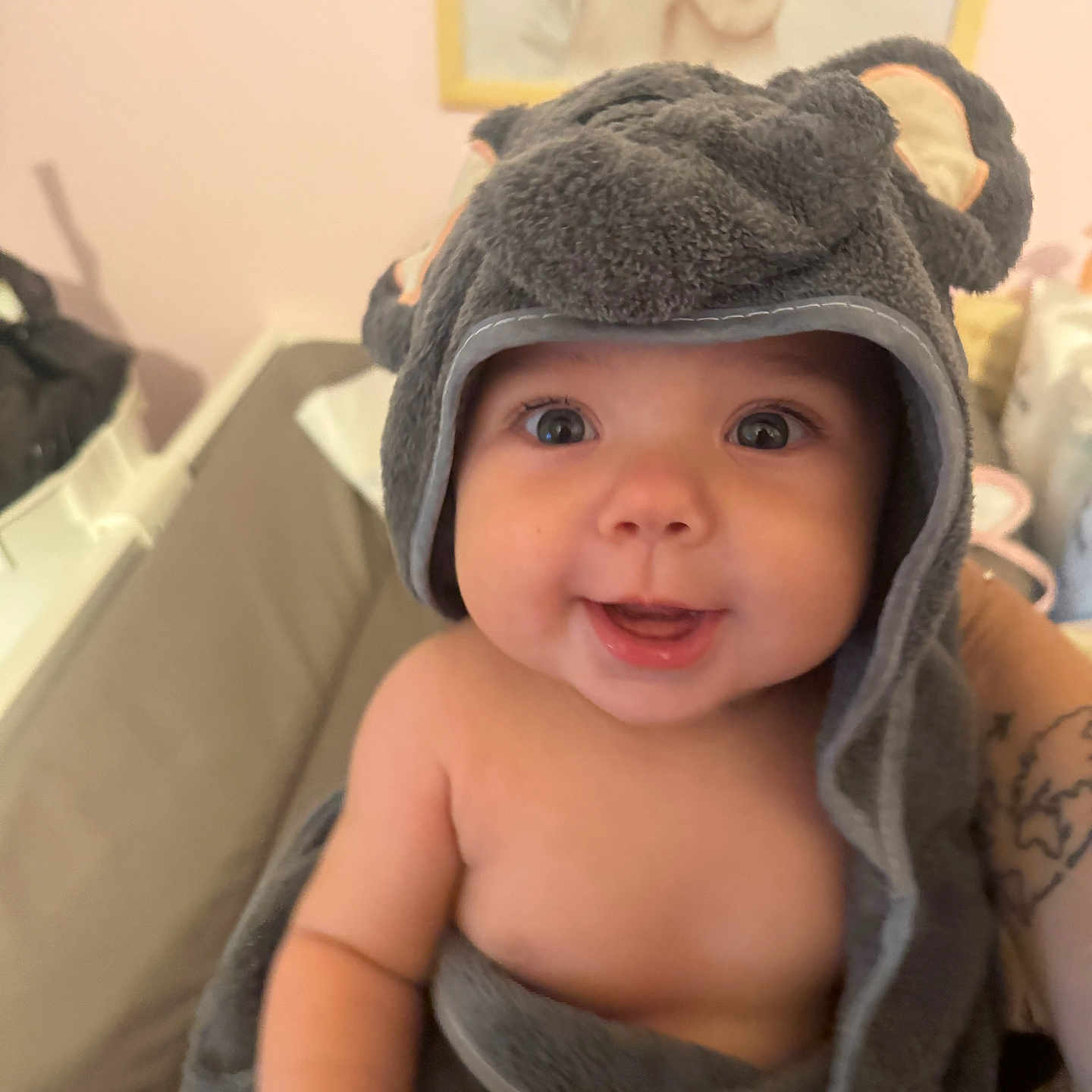 Leyah participe au concours pour gagner de l'argent avec cette photo : baby, blanket, child, cozy, cute, face, hand, happy, headwear, indoors, infant, nursery, person, portrait, skin, smiling, soft, tattoo, towel, wrapped