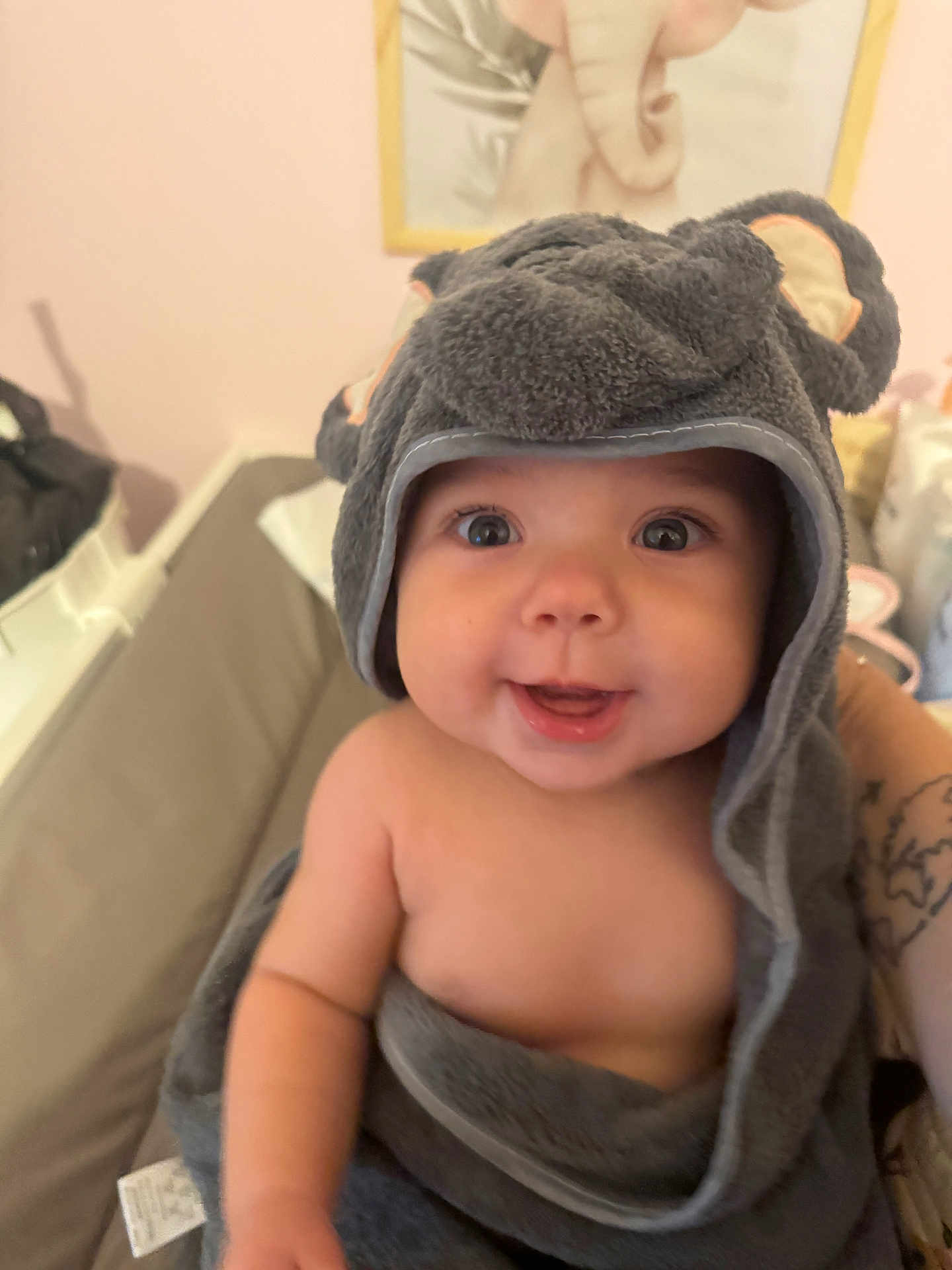 Leyah participe au concours pour gagner de l'argent avec cette photo : baby, towel, smiling, face, child, cute, indoors, portrait, happy, skin, headwear, blanket, person, infant, wrapped, soft, cozy, nursery, hand, tattoo