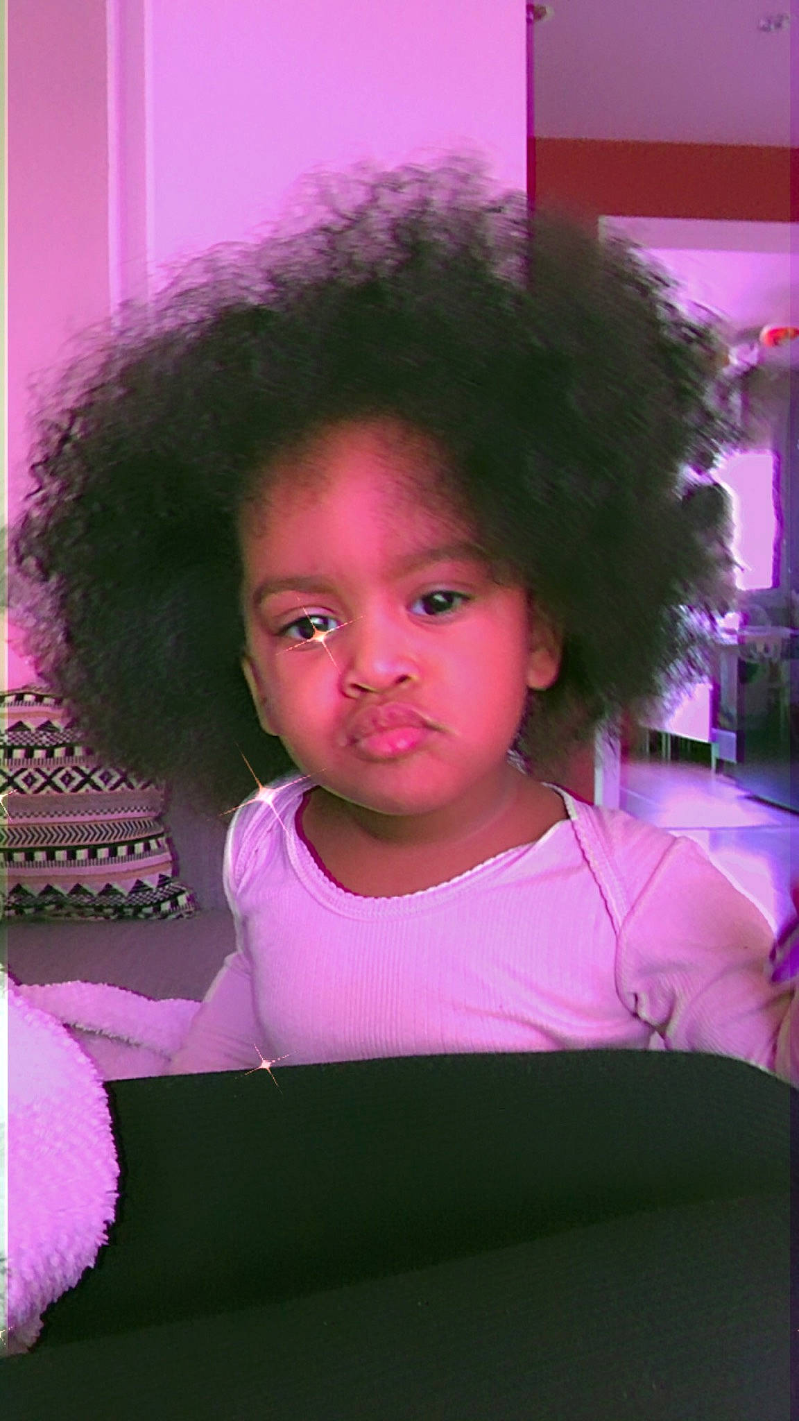 Mia participe au concours pour gagner de l'argent avec cette photo : afro, black_hair, cheek, eyelash, facial_expression, fashion, hair, hairstyle, happy, jheri_curl, lip, material_property, nose, organ, person, pink, purple, skin, t_shirt, toddler