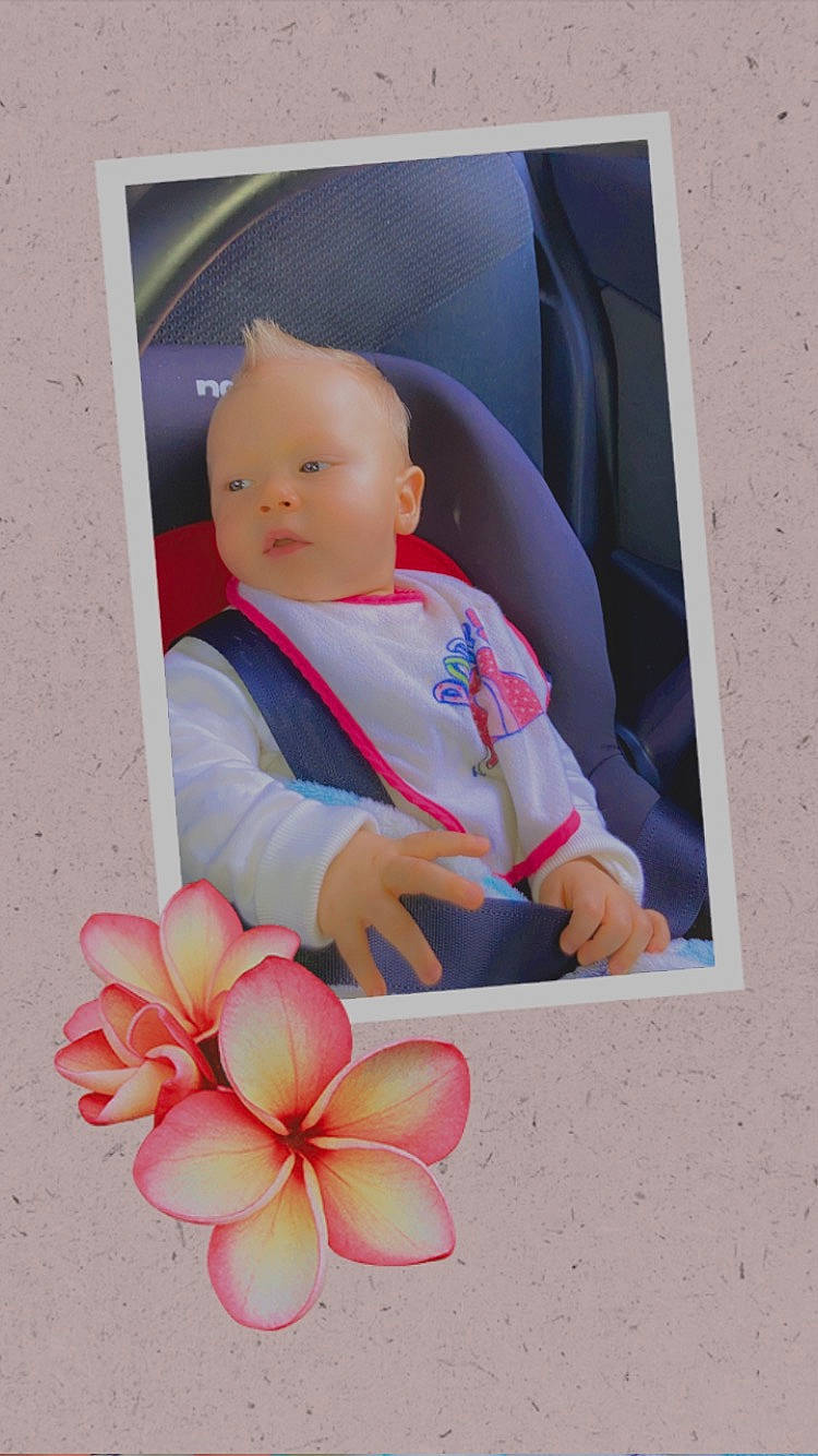 Tayler a rejoint le concours — aidez-le/la à gagner de superbes lots ! art, baby, baby_toddler_clothing, blossom, flower, frangipani, illustration, linens, paper, paper_product, pattern, peach, person, petal, picture_frame, pink, plant, product, sitting, terrestrial_plant