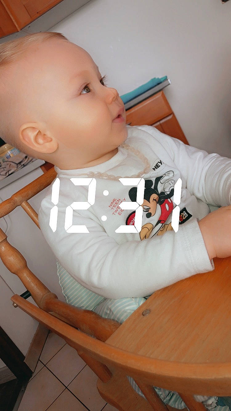 Tayler a rejoint le concours — aidez-le/la à gagner de superbes lots ! arm, baby, baby_toddler_clothing, carmine, chair, cheek, child, chin, comfort, elbow, finger, flooring, lip, mouth, person, sitting, skin, sleeve, t_shirt, toddler