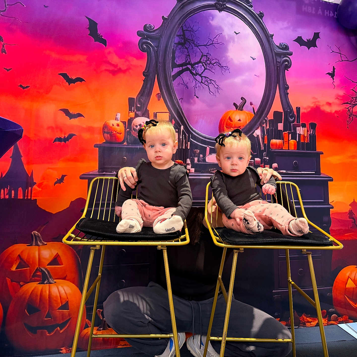 Adèle Et Michèle participe au concours pour gagner de l'argent avec cette photo : baby, bat, black_clothing, chair, child, costume, decoration, face, floor, halloween, indoor, jack_o_lantern, makeup, mirror, orange, person, pumpkin, purple, spider, toddler