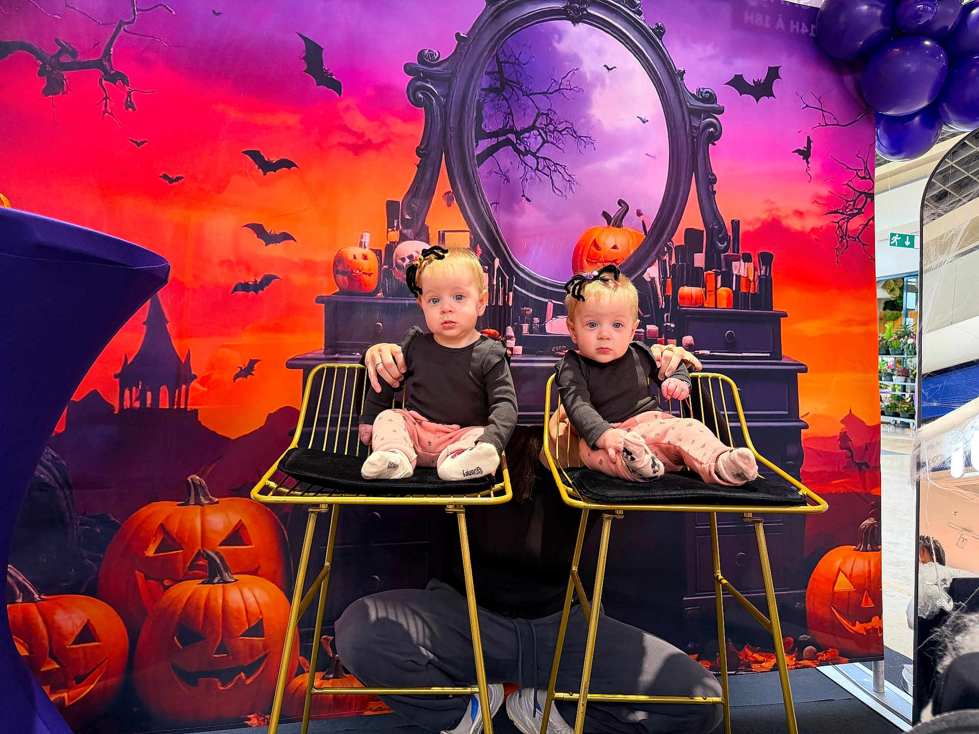 Adèle Et Michèle participe au concours pour gagner de l'argent avec cette photo : baby, child, toddler, halloween, pumpkin, jack_o_lantern, spider, chair, mirror, bat, costume, decoration, orange, purple, black_clothing, indoor, person, floor, face, makeup