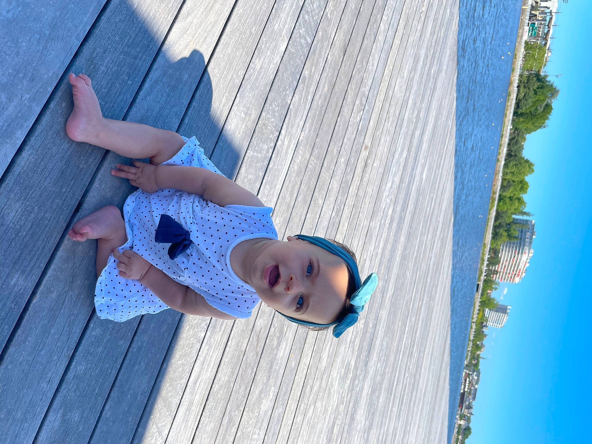 Mihä participe au concours pour gagner de l'argent avec cette photo : azure, blue, child, electric_blue, flooring, fun, grass, hardwood, human_leg, leisure, pattern, person, plant, shadow, sky, t_shirt, tree, vacation, wall, water