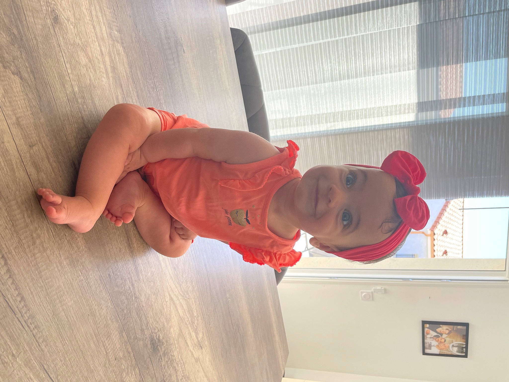 Mihä participe au concours pour gagner de l'argent avec cette photo : baby, baby_toddler_clothing, carmine, child, elbow, flooring, foot, fun, hardwood, hat, human_leg, joy, knee, person, room, sandal, sock, thigh, toddler, wood