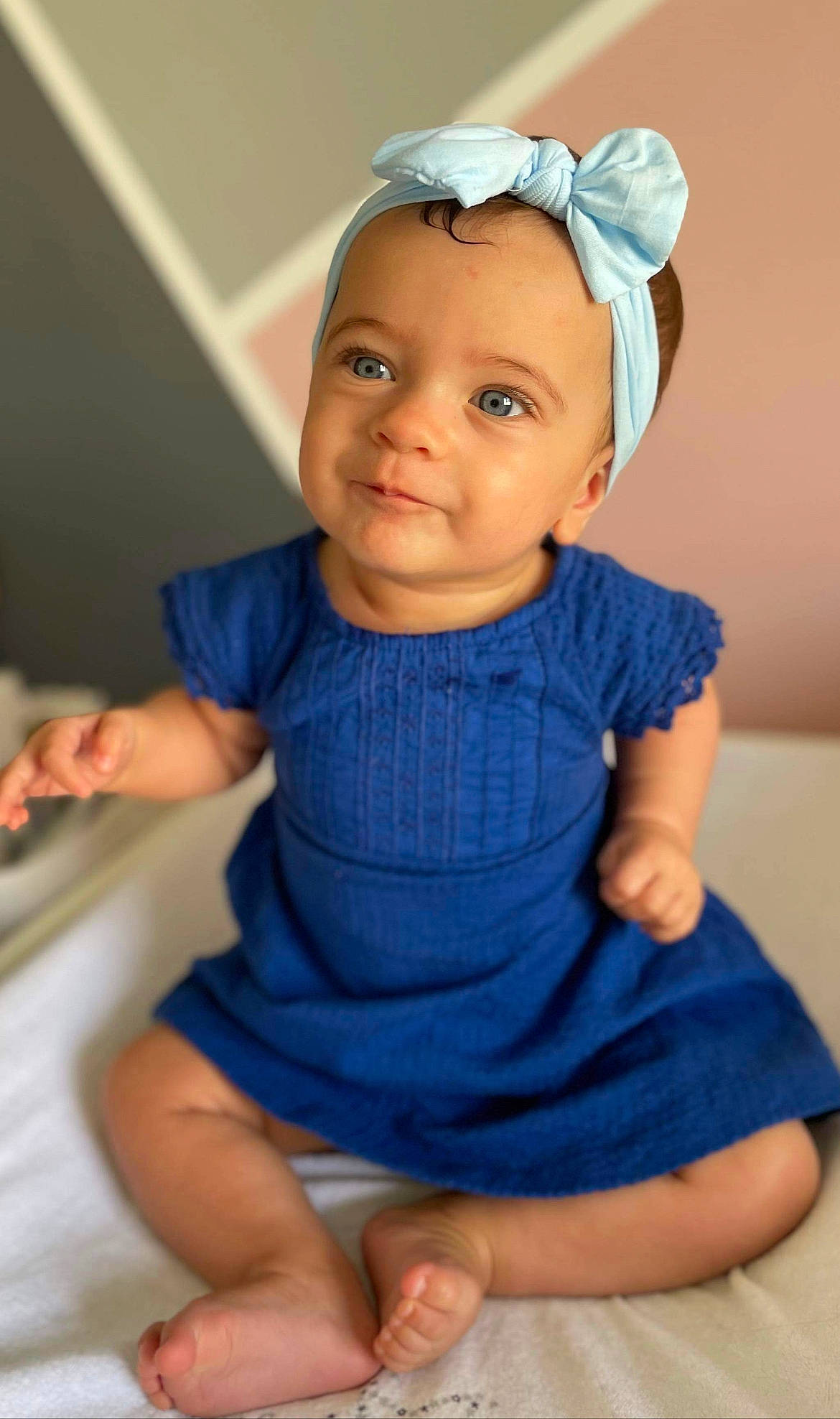Mihä participe au concours pour gagner de l'argent avec cette photo : azure, baby, baby_toddler_clothing, blue, cheek, dress, electric_blue, face, finger, happy, head, iris, leg, lip, person, shoulder, skin, sleeve, smile, toddler