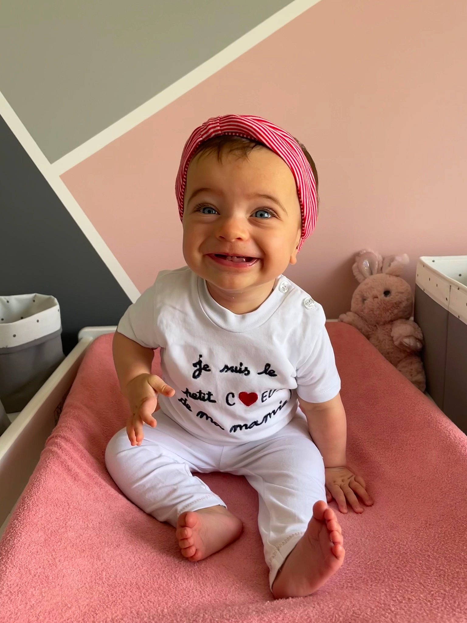 Mihä participe au concours pour gagner de l'argent avec cette photo : baby, baby_toddler_clothing, cap, cheek, child, comfort, eye, eyebrow, finger, happy, head, joy, mouth, neck, nose, person, pink, skin, sleeve, smile