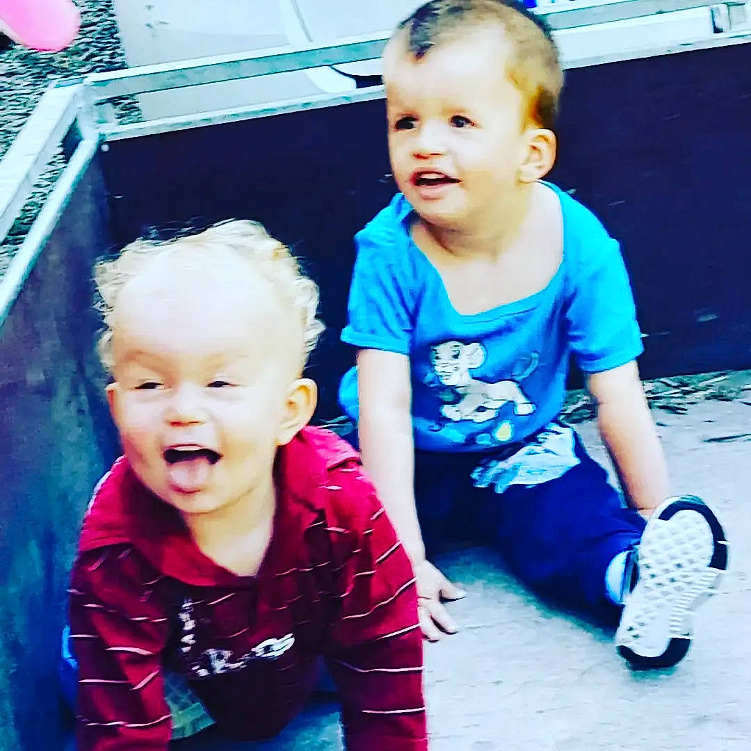 Nelson Et Samuel participe au concours pour gagner de l'argent avec cette photo : baby_toddler_clothing, blue, child, cool, electric_blue, face, fun, happy, leisure, magenta, people, person, play, sitting, sleeve, smile, snapshot, standing, t_shirt, toddler