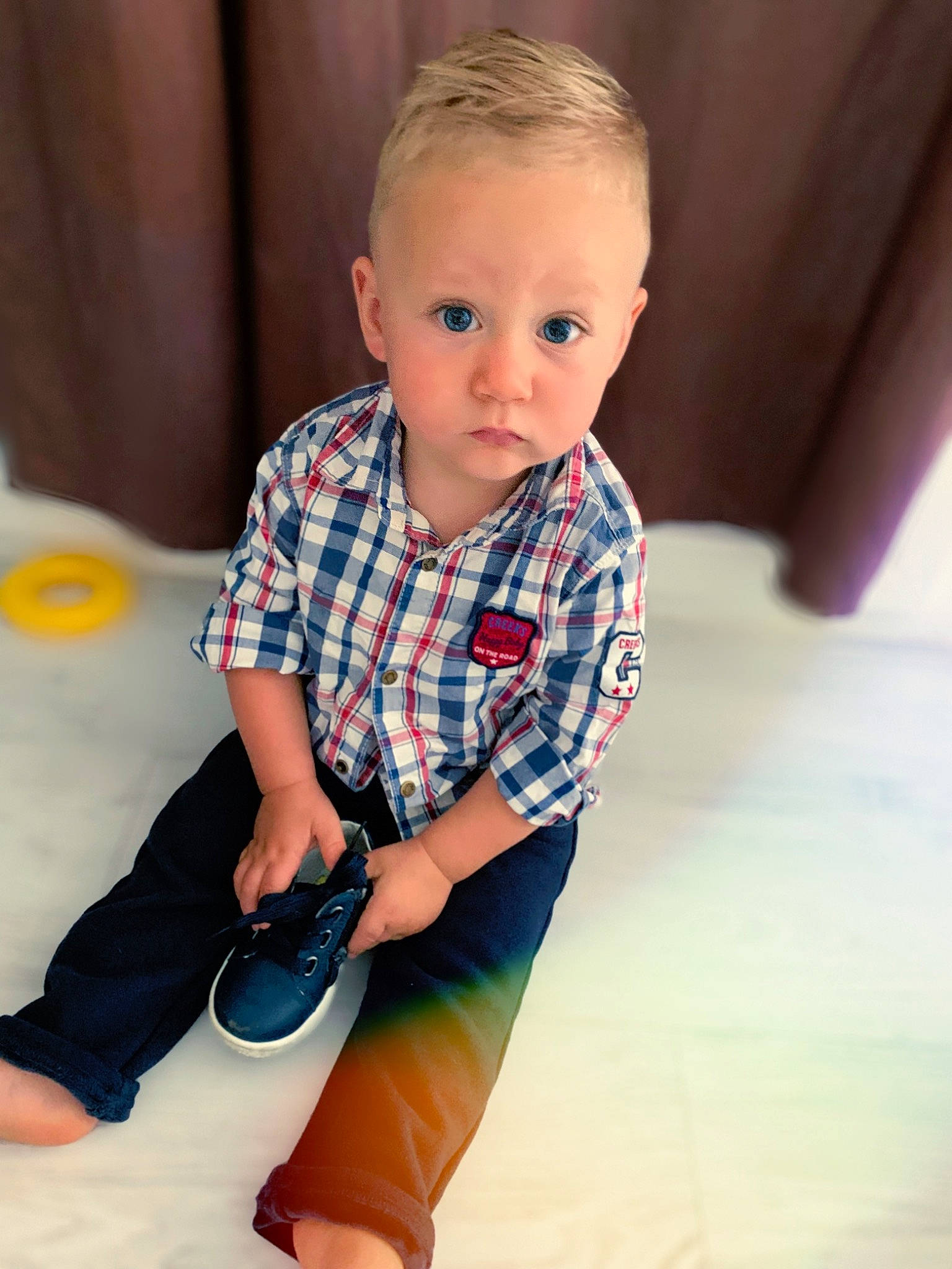 Kaëlan a rejoint le concours — aidez-le/la à gagner de superbes lots ! arm, baby, baby_toddler_clothing, child, collar, elbow, electric_blue, flooring, happy, human_leg, knee, neck, pattern, person, plaid, sitting, sleeve, sock, surprise, t_shirt