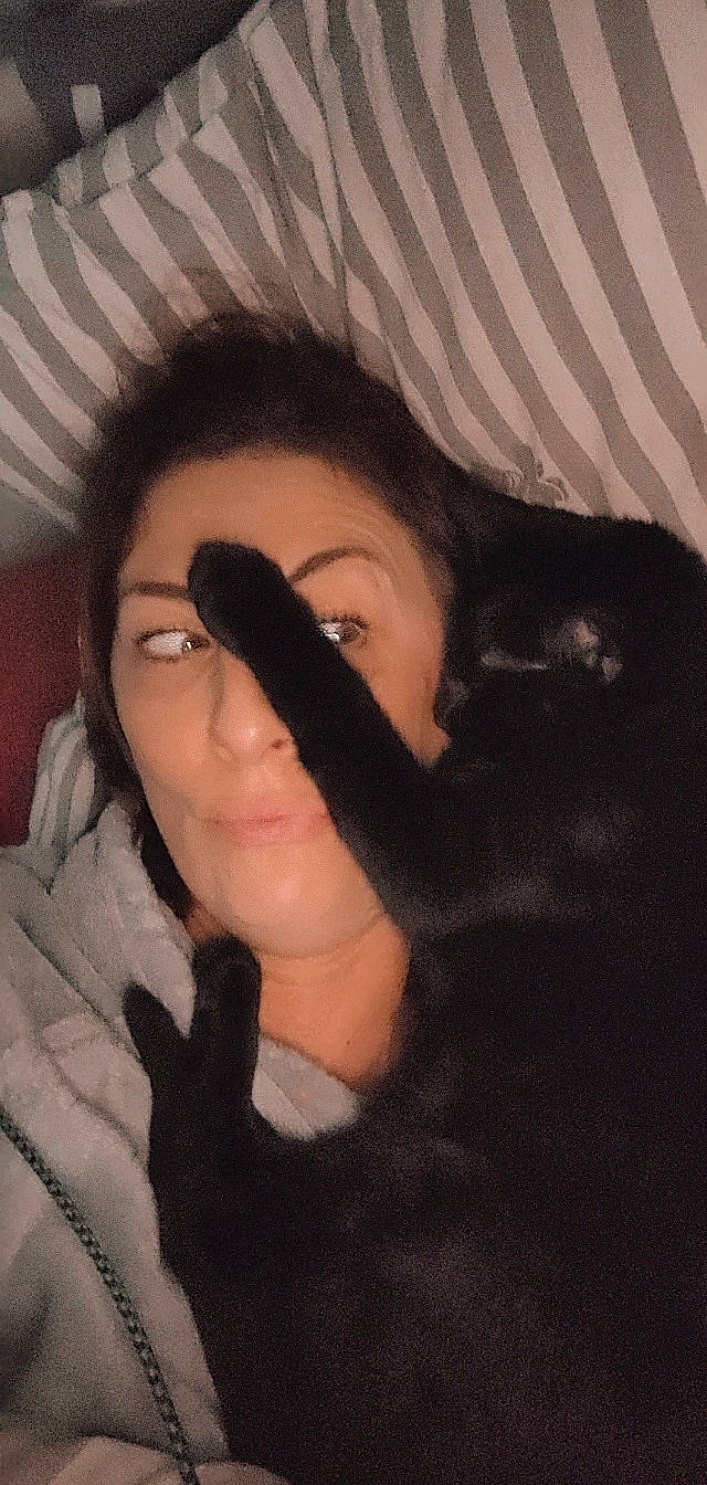 Shadow participe au concours pour gagner de l'argent avec cette photo : cheek, chin, comfort, ear, eye, eyebrow, eyelash, forehead, gesture, hair, head, iris, jaw, lip, lipstick, mouth, neck, nose, skin, vision_care