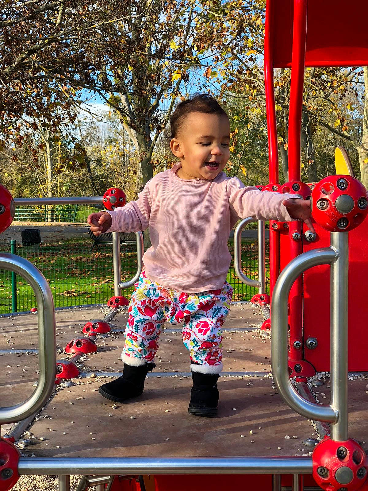 Lyna a rejoint le concours — aidez-le/la à gagner de superbes lots ! baby, baby_toddler_clothing, child, city, fun, happy, leisure, outdoor_play_equipment, person, photograph, plant, playground, product, recreation, red, sleeve, snapshot, standing, toddler, tree