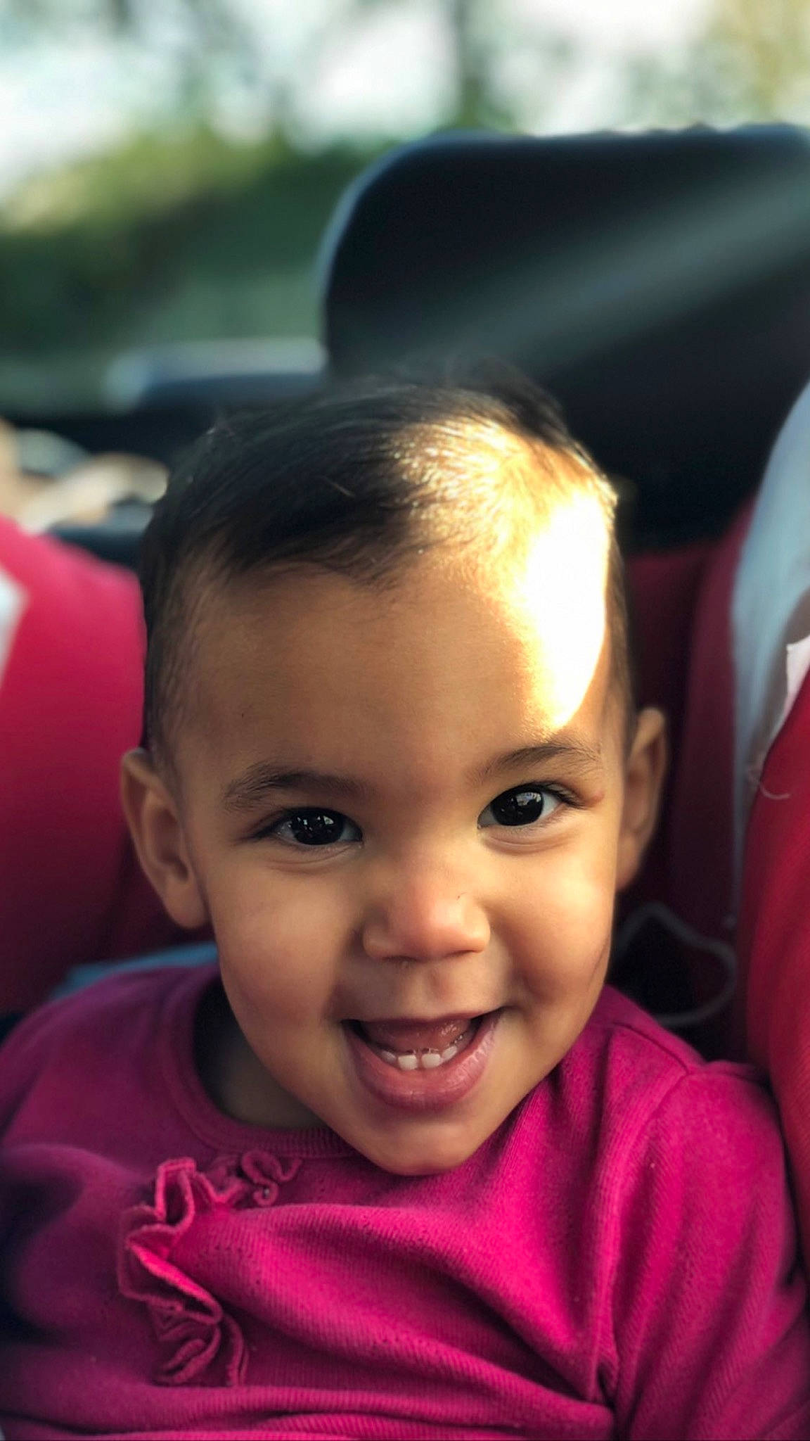 Lyna participe au concours pour gagner de l'argent avec cette photo : cheek, chin, cool, ear, eye, eyebrow, face, flash_photography, forehead, hairstyle, happy, head, iris, jaw, joy, lip, mouth, neck, nose, person