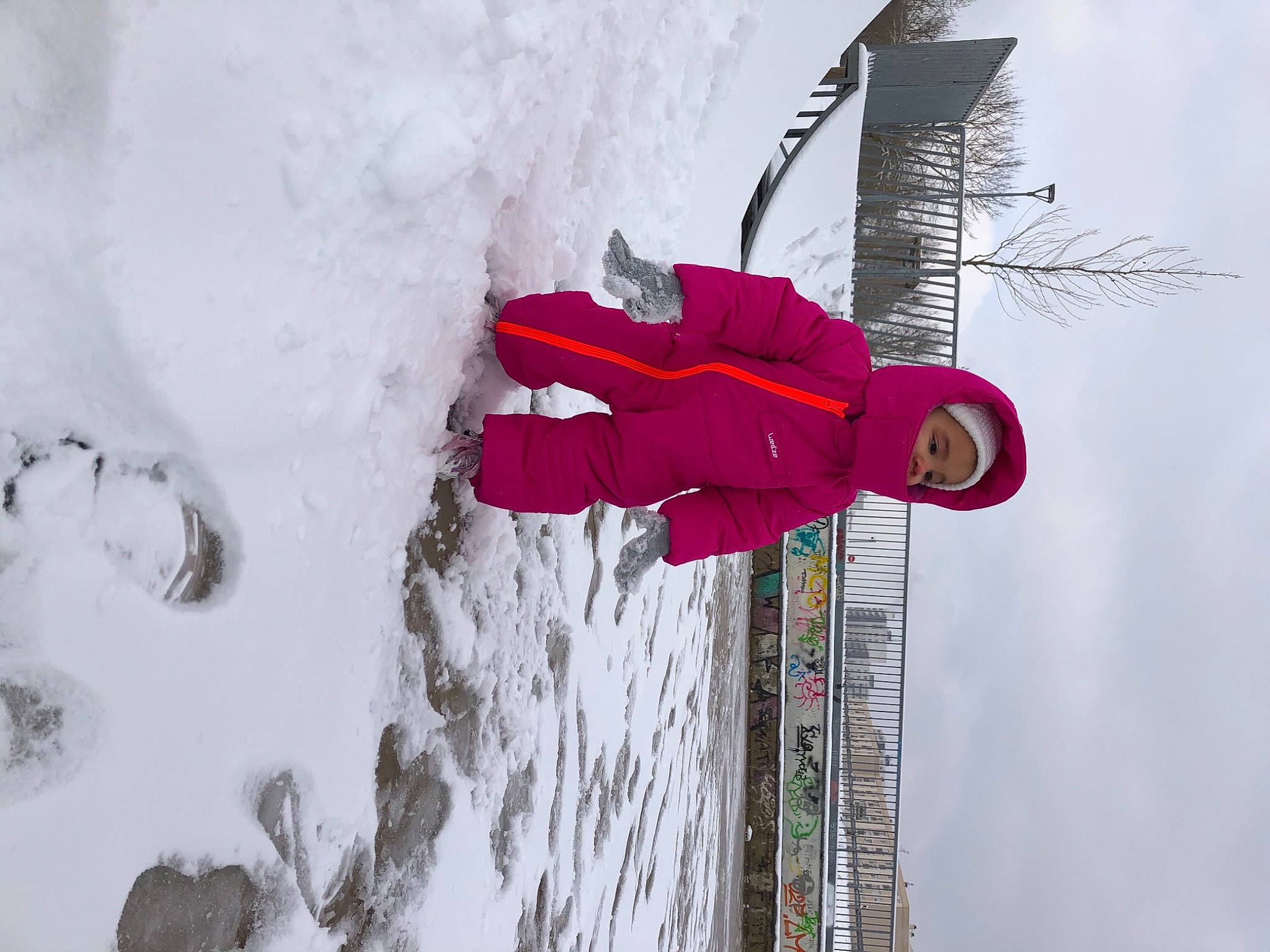 Lyna participe au concours pour gagner de l'argent avec cette photo : building, carmine, cloud, freezing, fun, geological_phenomenon, glacial_landform, ice_cap, magenta, person, plant, recreation, ski_equipment, sky, slope, snow, sports_equipment, tree, window, winter