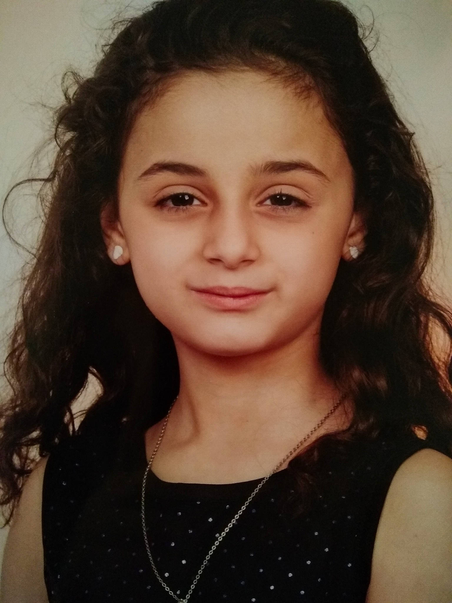 Nina participe au concours pour gagner de l'argent avec cette photo : beauty, black_hair, brown_hair, cheek, chin, eye, eyebrow, face, forehead, hair, hairstyle, jaw, layered_hair, lip, long_hair, nose, person, photography, portrait, skin