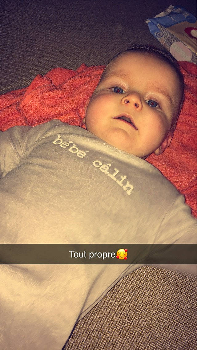 Kayden a rejoint le concours — aidez-le/la à gagner de superbes lots ! baby, baby_toddler_clothing, bed_sheet, bedding, bedtime, blanket, carmine, cheek, comfort, eyebrow, eyelash, forehead, iris, linens, lip, nap, person, portrait_photography, skin, sleep