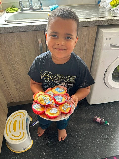 Nico is registered to the contest to win money with this photo: baking, chair, clothes_dryer, comfort_food, drink, drinkware, event, finger_food, food, fun, home_appliance, joy, junk_food, person, plate, recreation, smile, sweetness, t_shirt, table