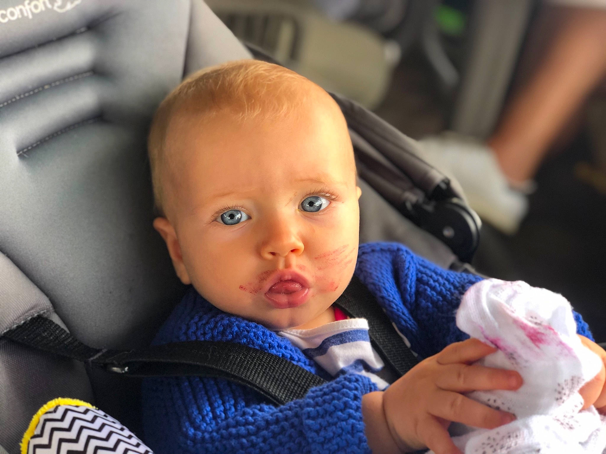 Axelle participe au concours pour gagner de l'argent avec cette photo : audio_equipment, auto_part, baby, baby_carriage, baby_in_car_seat, baby_products, baby_toddler_clothing, car_seat, cheek, child, comfort, fun, head_restraint, motor_vehicle, person, room, sitting, skin, steering_wheel, toddler