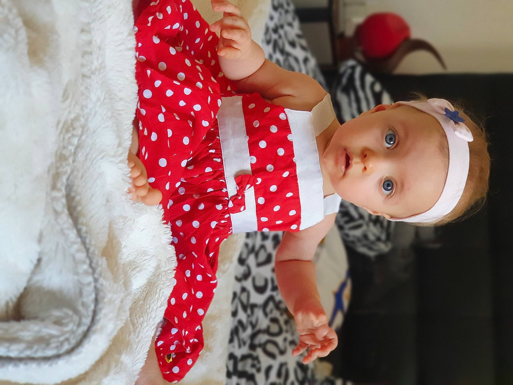 Iliana a rejoint le concours — aidez-le/la à gagner de superbes lots ! baby, baby_toddler_clothing, child, design, ear, fawn, pattern, person, pink, polka_dot, red, skin, smile, textile, toddler