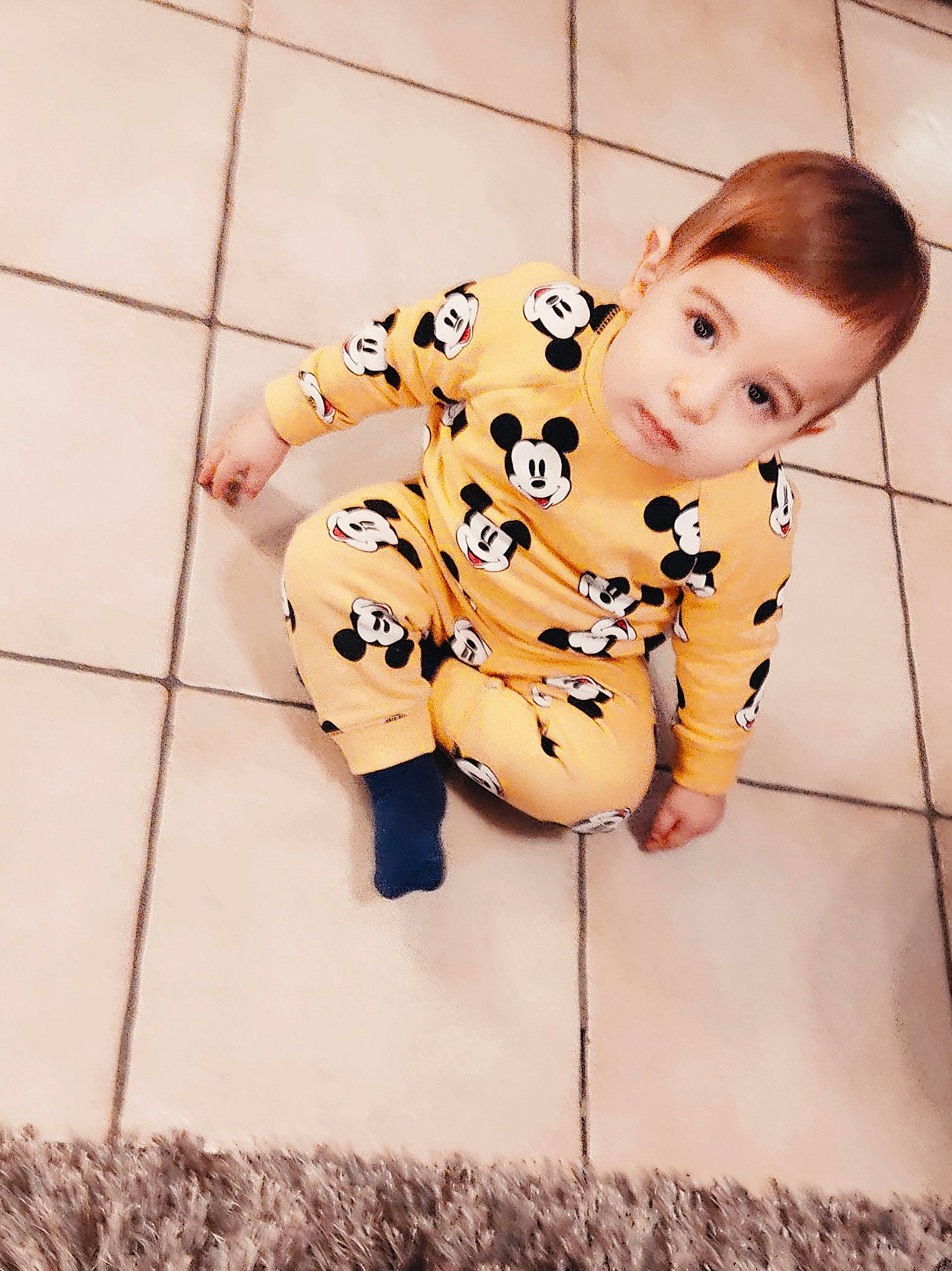 Hedi a rejoint le concours — aidez-le/la à gagner de superbes lots ! arm, baby_toddler_clothing, child, collar, flash_photography, floor, flooring, foot, fun, fur, happy, human_body, human_leg, orange, pattern, person, portrait_photography, sitting, sleeve, thigh