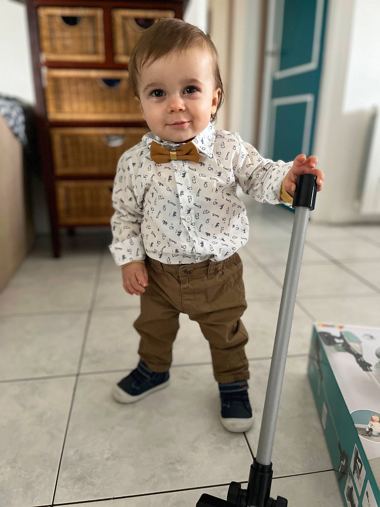 Lucas participe au concours pour gagner de l'argent avec cette photo : baby, baby_toddler_clothing, cabinetry, chair, child, cleanliness, drawer, eye, floor, flooring, fun, hardwood, joy, microphone_stand, pattern, person, room, shoulder, sleeve, smile