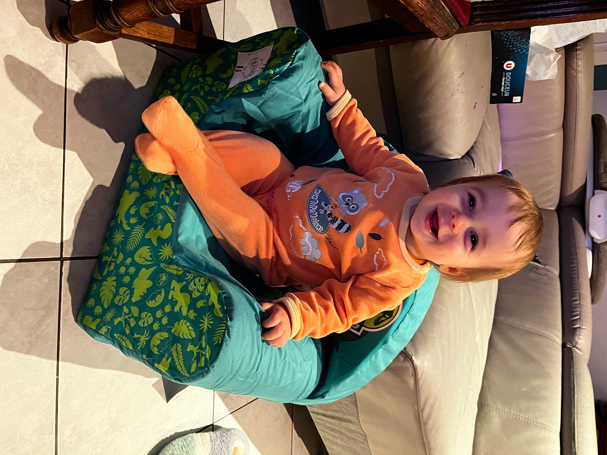 Lucas participe au concours pour gagner de l'argent avec cette photo : baby_products, child, comfort, fun, happy, human_leg, joy, knee, leisure, person, room, sandal, sitting, smile, thigh, toddler, vacation, vehicle_door